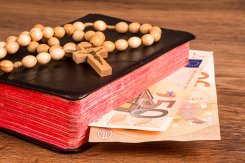 Bibel und Geldscheine