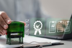 Person mit Stempel in der Hand