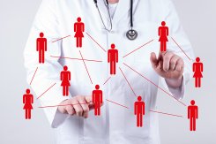 Arzt mit virtuellen Patienten als Netzwerk